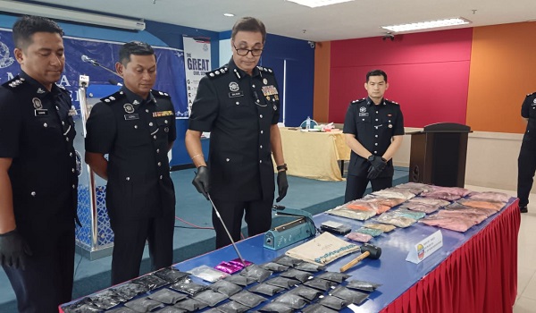 Nilai keseluruhan rampasan termasuk kenderaan sitaan dianggarkan RM1.49 juta /Foto RTM